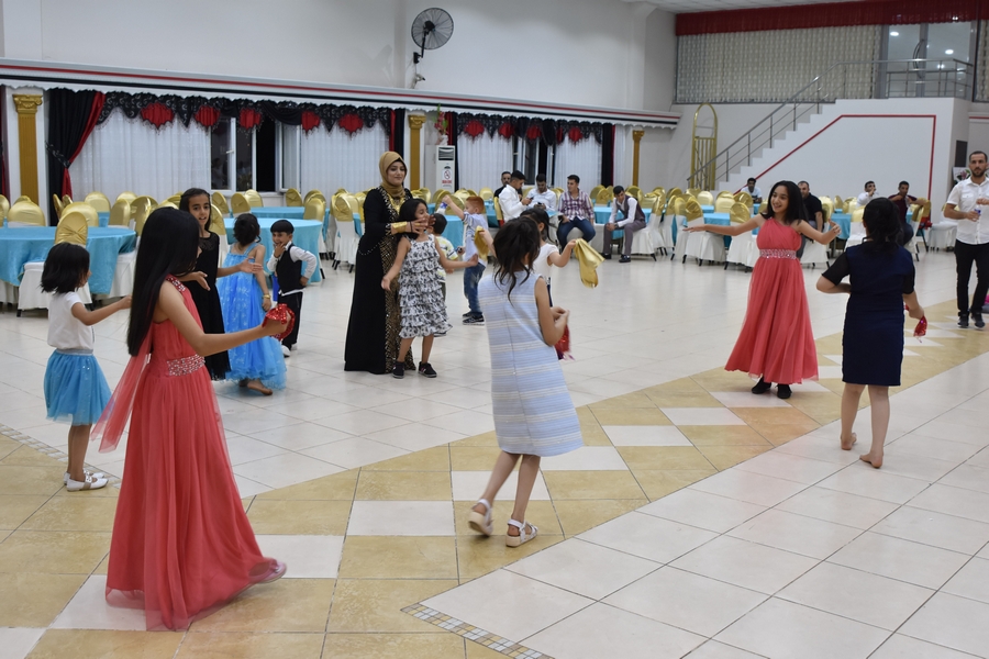 Düğün Masası ve Sahne Işıltısı
